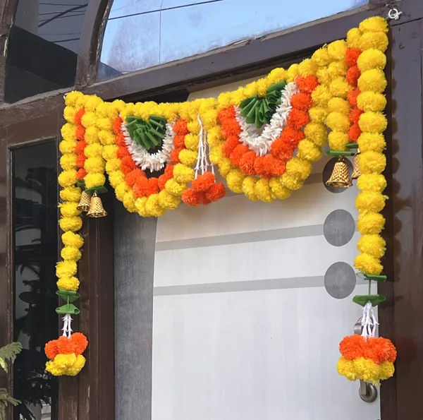 Yellow_&_Mango_Decorative_Artificial_Marigold_Bandanwar