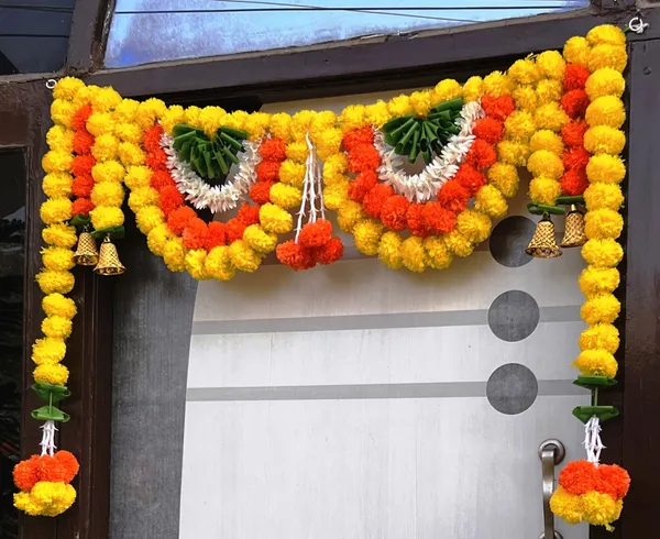 Yellow_&_Mango_Decorative_Artificial_Marigold_Bandanwar