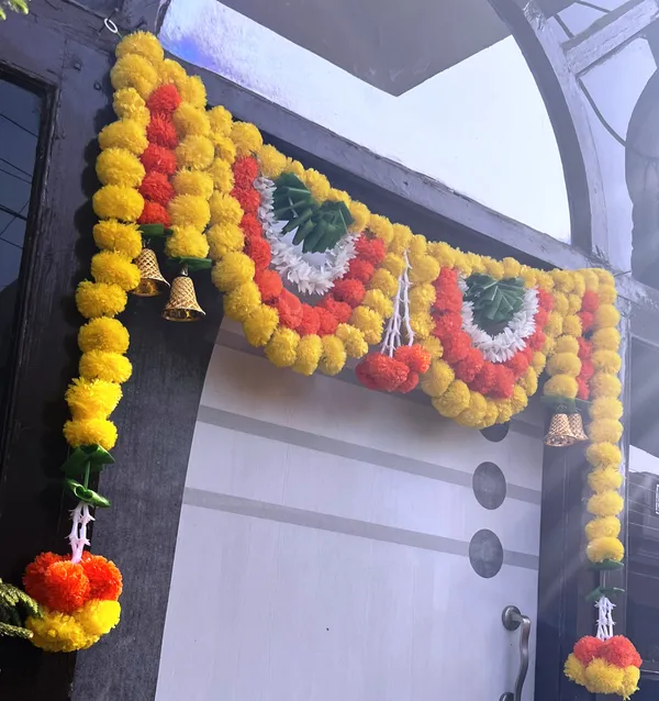 Yellow_&_Mango_Decorative_Artificial_Marigold_Bandanwar