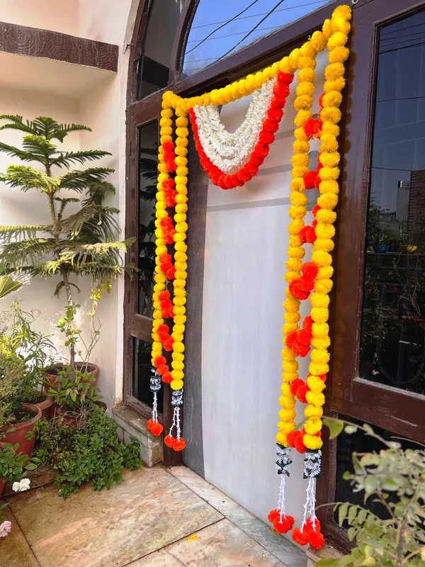 Yellow_&_Mango_Decorative_Artificial_Marigold_Bandanwar