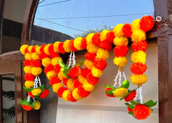 Yellow_&_Mango_Decorative_Artificial_Marigold_Bandanwar