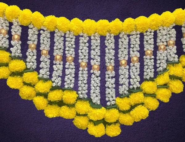 Yellow_&_White_Decorative_Handcrafted_Bandanwar