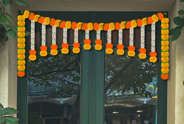 Yellow_&_Orange_Artificial_Marigold_Bandanwar