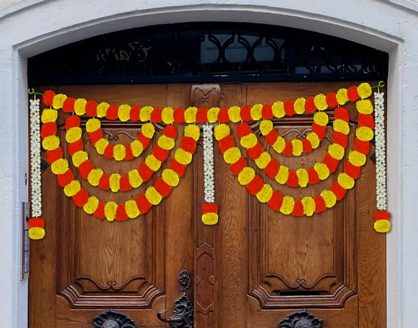 Yellow_&_Red_Decorative_Handcrafted_Bandanwar