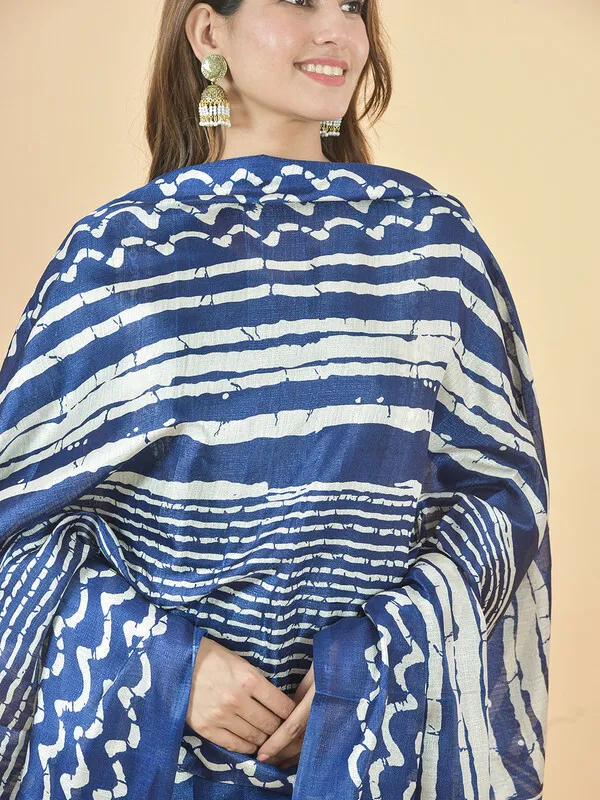Blue_And_White_Silk_Blend_Printed_Dupatta_For_Women