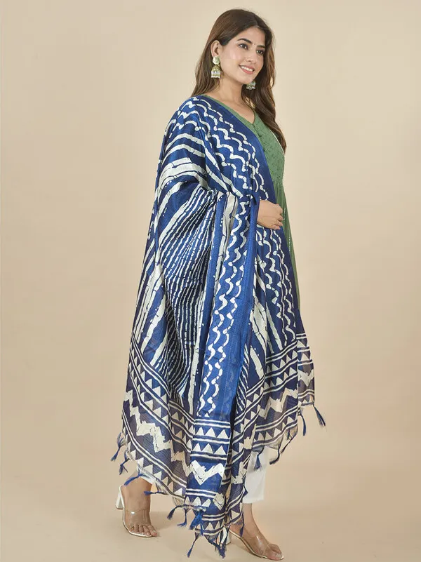 Blue_And_White_Silk_Blend_Printed_Dupatta_For_Women