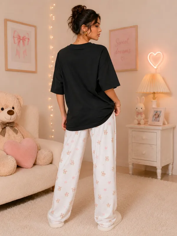 Blacksmith_Black_XOXO_Teddy_Oversized_Rich_Cotton_Graphic_Print_T-Shirt_for_Women_&_Girls