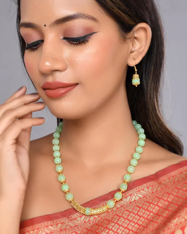 Light_Green_Sapphire_Shine_Round_Beads_Ethnic_Gold_Line_Necklace_With_Earring_Set_|_Gemstone_Jewellery_Set_For_Women_And_Girls