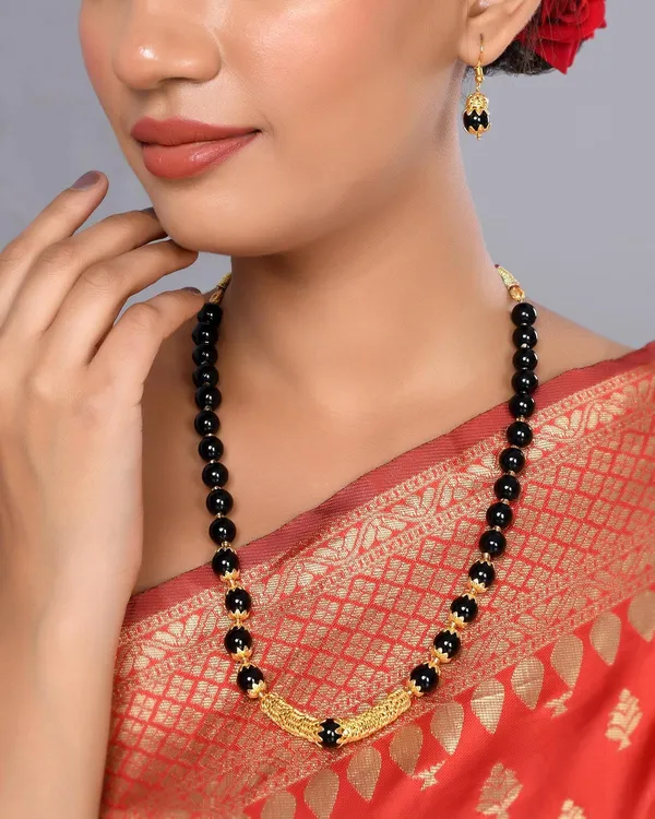 Black_Onyx_Shine_Round_Beads_Ethnic_Gold_Line_Necklace_With_Earring_Set_|_Gemstone_Jewellery_Set_For_Women_And_Girls