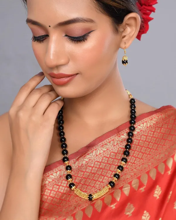 Black_Onyx_Shine_Round_Beads_Ethnic_Gold_Line_Necklace_With_Earring_Set_|_Gemstone_Jewellery_Set_For_Women_And_Girls