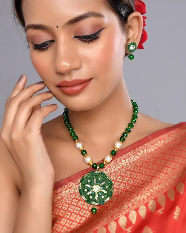 Emerald_Shine_Beads_Round_Shape_Necklace_With_Earring_Set_|_Gemstone_Jewellery_Set_For_Women_And_Girls