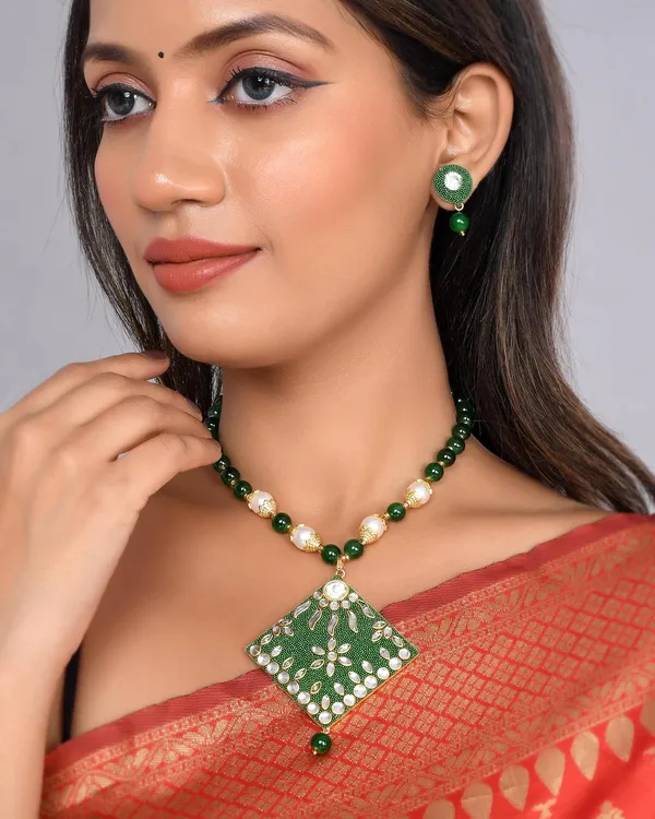 Emerald_Hydro_Beads_Shine_Beads_Square_Necklace_With_Earring_Set_|_Gemstone_Jewellery_Set_For_Women_And_Girls