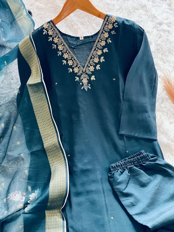 Amaira_BLUE_PRESENTING_COTTON_THREE_PIC_KURTI_SET