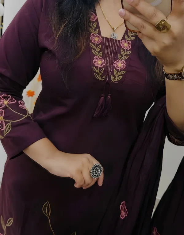 Falsa_v-neck_embroidered_Kurta_set