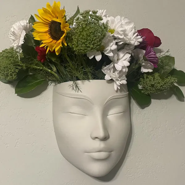Wall_Hanging_Lady_Face_Planter_Resin_|_White_Decorative_Plant_Holder_for_Balcony_&_Entrance