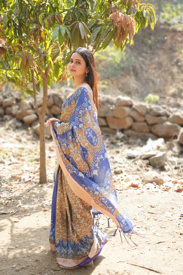Earthly_Elegance-Grey_and_Brown_Mysore_Silk_Saree_with_Digital_Printed_Jari_Work