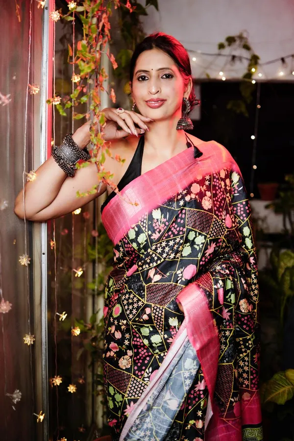Rosy_Nights-Black_&_Pink_Digital_Printed_Dola_Silk_Saree_with_Woven_Border