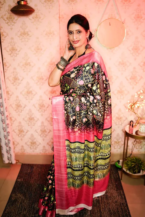 Rosy_Nights-Black_&_Pink_Digital_Printed_Dola_Silk_Saree_with_Woven_Border
