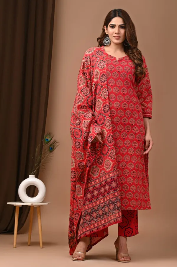 Scarlet_Red_colour_Pure_Cotton_Suit_with_Mulmul_Duptta_(3_Piece)