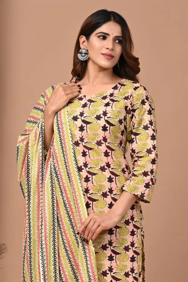 Cream_with_green_colour_Pure_Cotton_Suit_with_Mulmul_Duptta_(3_Piece)