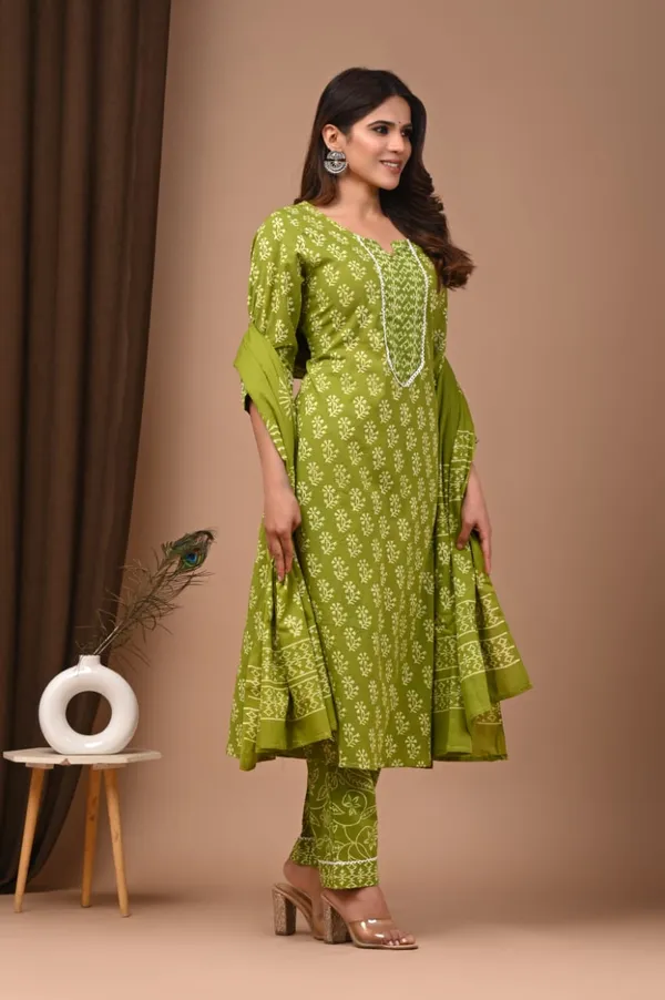 Mehndi_green_colour_Pure_Cotton_Suit_with_Mulmul_Duptta_(3_Piece)
