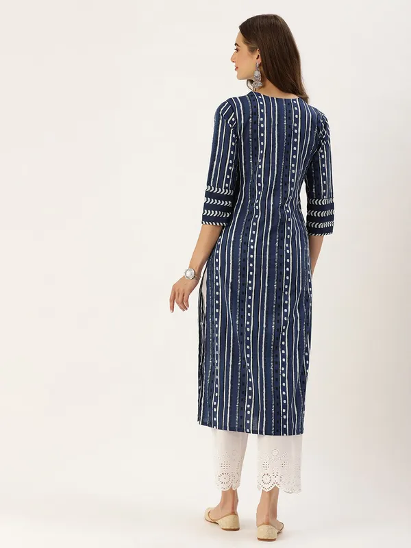 Blue_Cotton_Printed_Straight_Kurti_|_V-Neck_3/4_Sleeve_Kurta_For_Women