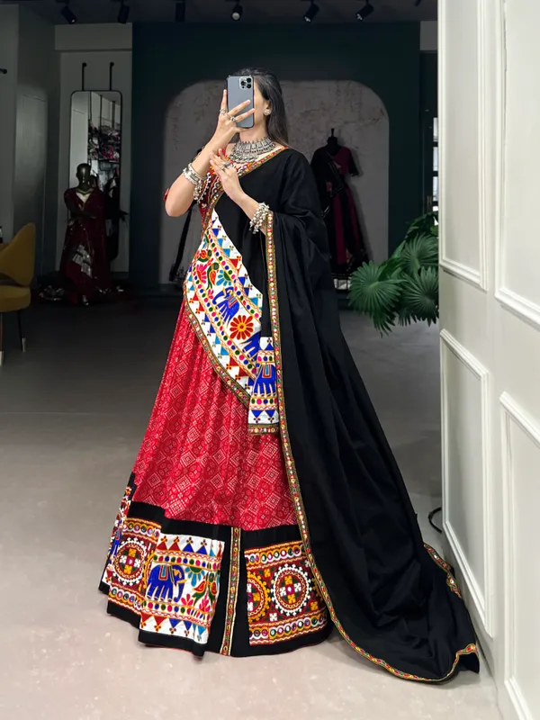 Wear_this_beautiful_masterpiece_of_garba_choli_embellishes_with_gamthi_work_and_mirror_work_touch_up_to_make_everyone_feel_the_stories_of_Navratri_traditions