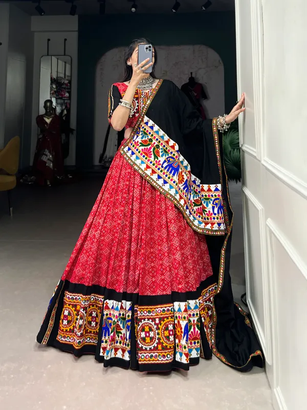 Wear_this_beautiful_masterpiece_of_garba_choli_embellishes_with_gamthi_work_and_mirror_work_touch_up_to_make_everyone_feel_the_stories_of_Navratri_traditions