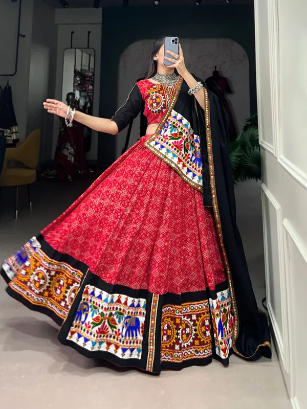 Wear_this_beautiful_masterpiece_of_garba_choli_embellishes_with_gamthi_work_and_mirror_work_touch_up_to_make_everyone_feel_the_stories_of_Navratri_traditions
