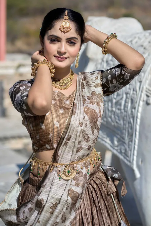 Light_as_air,_bold_as_love__let_this_pastel_beauty_be_your_statement_of_effortless_charm.Pure_Dolla_silk_chaniya_choli_with_viving_mill_foil