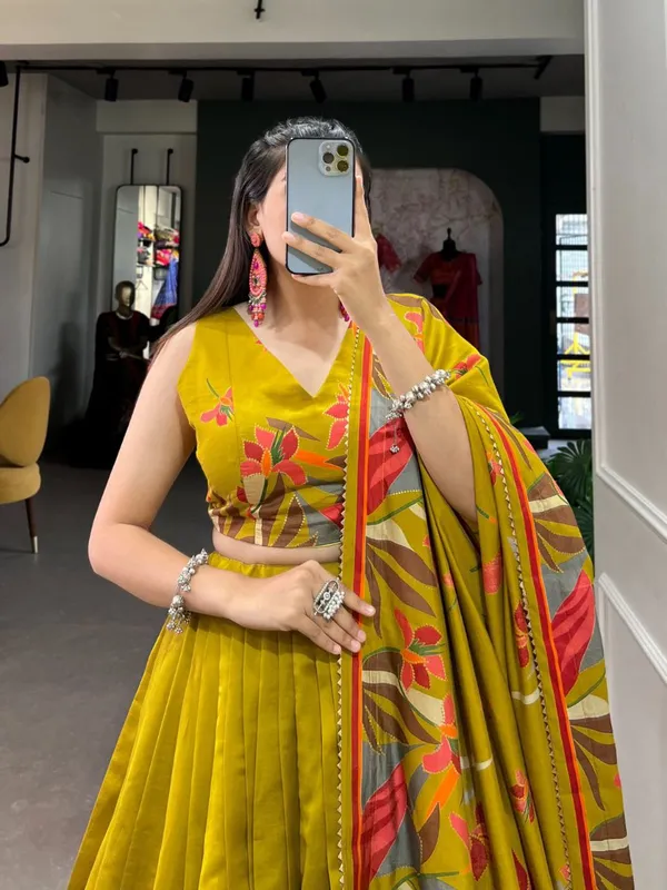 Step_into_timeless_elegance_with_this_floral_symphony_where_tradition_meets_a_modern_breeze_Dolla_silk_chaniya_choli_with_viving_mill_foil