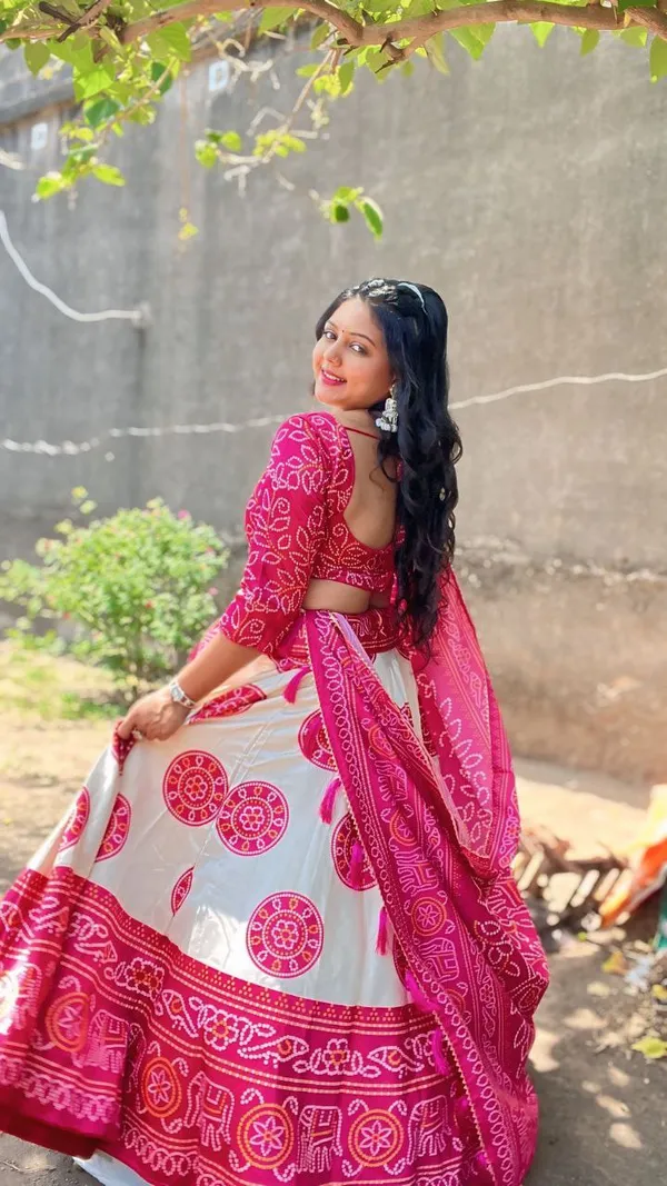 When_petals_bloom_on_silk,_fashion_becomes_poetry.Pure_Dolla_silk_chaniya_choli_with_viving_mill_foil