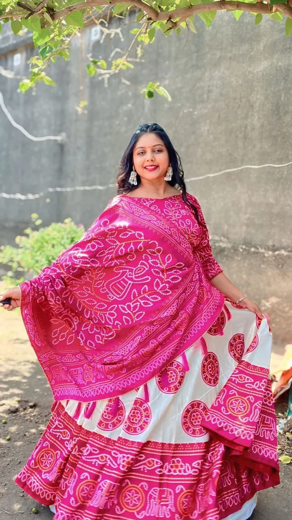 When_petals_bloom_on_silk,_fashion_becomes_poetry.Pure_Dolla_silk_chaniya_choli_with_viving_mill_foil