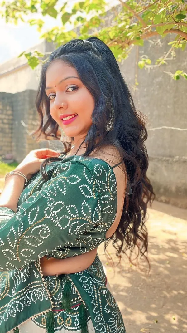 When_petals_bloom_on_silk,_fashion_becomes_poetry.Pure_Dolla_silk_chaniya_choli_with_viving_mill_foil