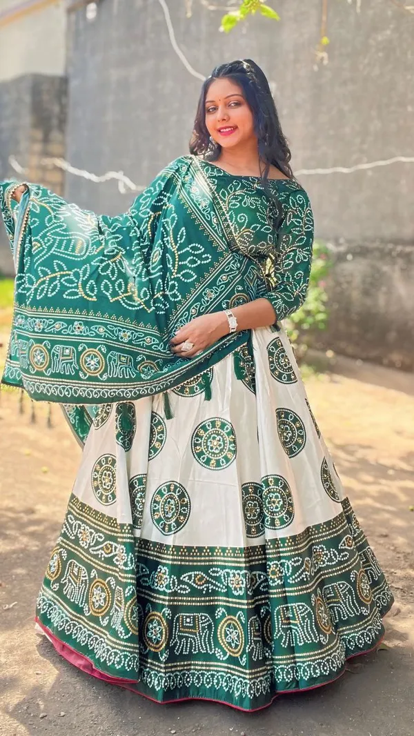 When_petals_bloom_on_silk,_fashion_becomes_poetry.Pure_Dolla_silk_chaniya_choli_with_viving_mill_foil