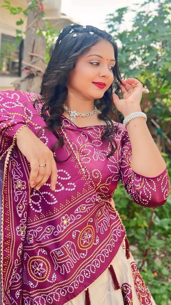 When_petals_bloom_on_silk,_fashion_becomes_poetry.Pure_Dolla_silk_chaniya_choli_with_viving_mill_foil