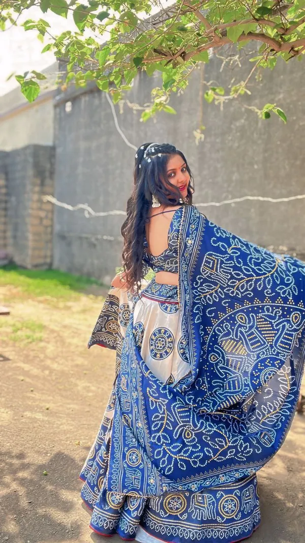 When_petals_bloom_on_silk,_fashion_becomes_poetry.Pure_Dolla_silk_chaniya_choli_with_viving_mill_foil