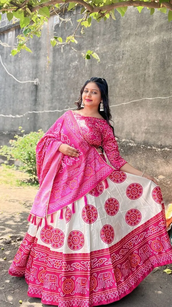 When_petals_bloom_on_silk,_fashion_becomes_poetry.Pure_Dolla_silk_chaniya_choli_with_viving_mill_foil