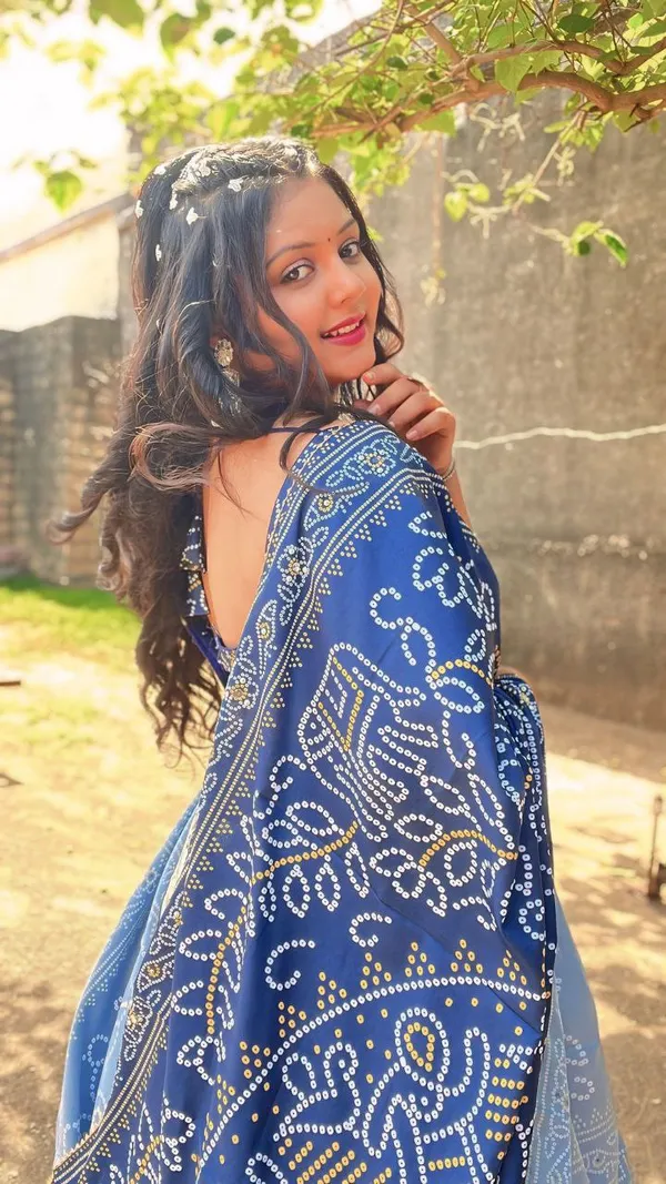 When_petals_bloom_on_silk,_fashion_becomes_poetry.Pure_Dolla_silk_chaniya_choli_with_viving_mill_foil