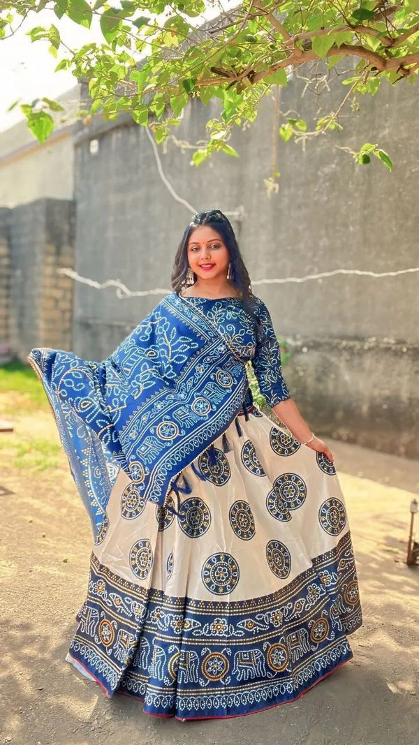 When_petals_bloom_on_silk,_fashion_becomes_poetry.Pure_Dolla_silk_chaniya_choli_with_viving_mill_foil