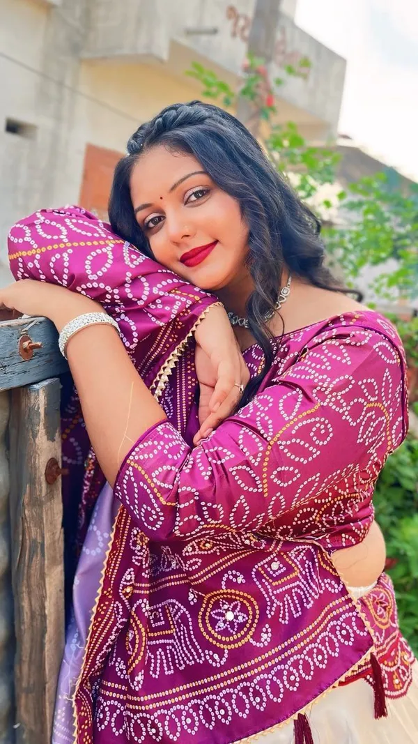 When_petals_bloom_on_silk,_fashion_becomes_poetry.Pure_Dolla_silk_chaniya_choli_with_viving_mill_foil