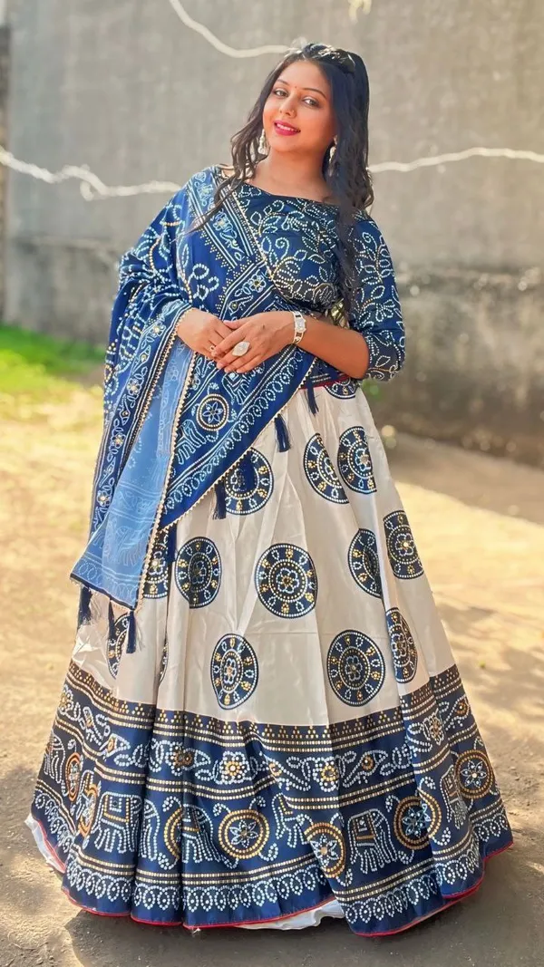 When_petals_bloom_on_silk,_fashion_becomes_poetry.Pure_Dolla_silk_chaniya_choli_with_viving_mill_foil