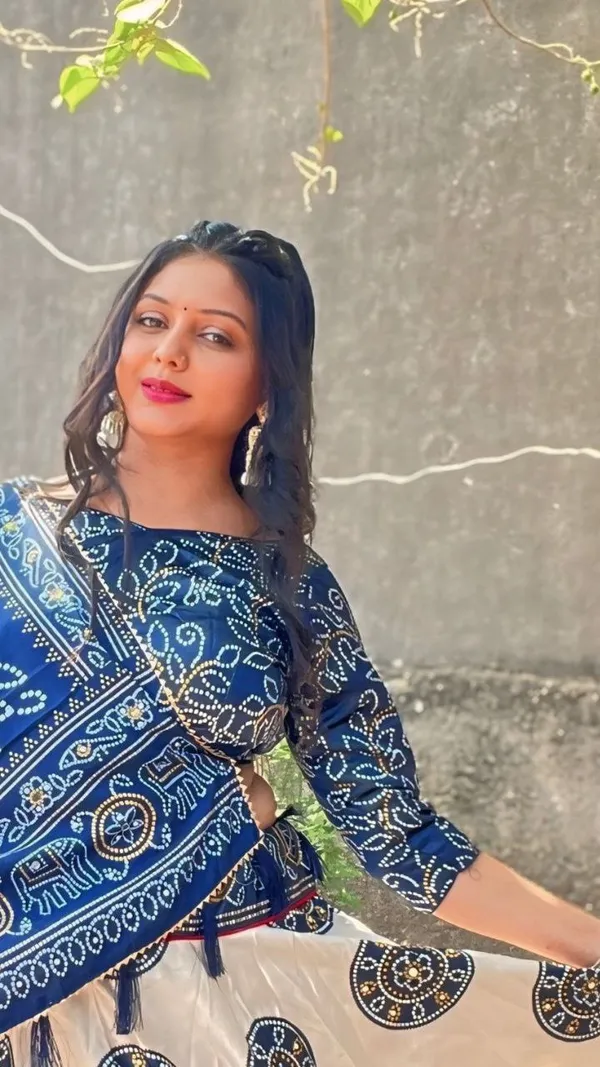 When_petals_bloom_on_silk,_fashion_becomes_poetry.Pure_Dolla_silk_chaniya_choli_with_viving_mill_foil