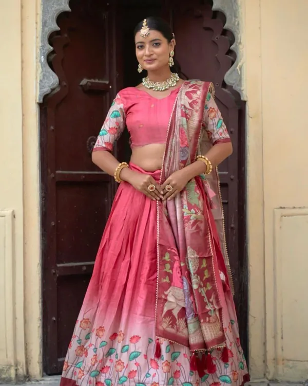 With_a_palace_backdrop_and_a_lehenga_this_exquisite,_you_don’t_just_walk_in_you_arrive_Pure_Dolla_silk_chaniya_choli_with_viving_mill_foil