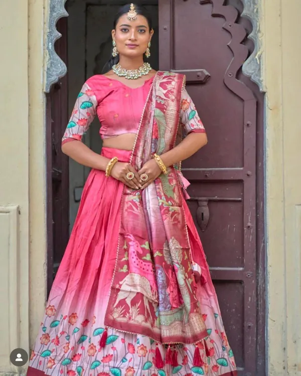 With_a_palace_backdrop_and_a_lehenga_this_exquisite,_you_don’t_just_walk_in_you_arrive_Pure_Dolla_silk_chaniya_choli_with_viving_mill_foil