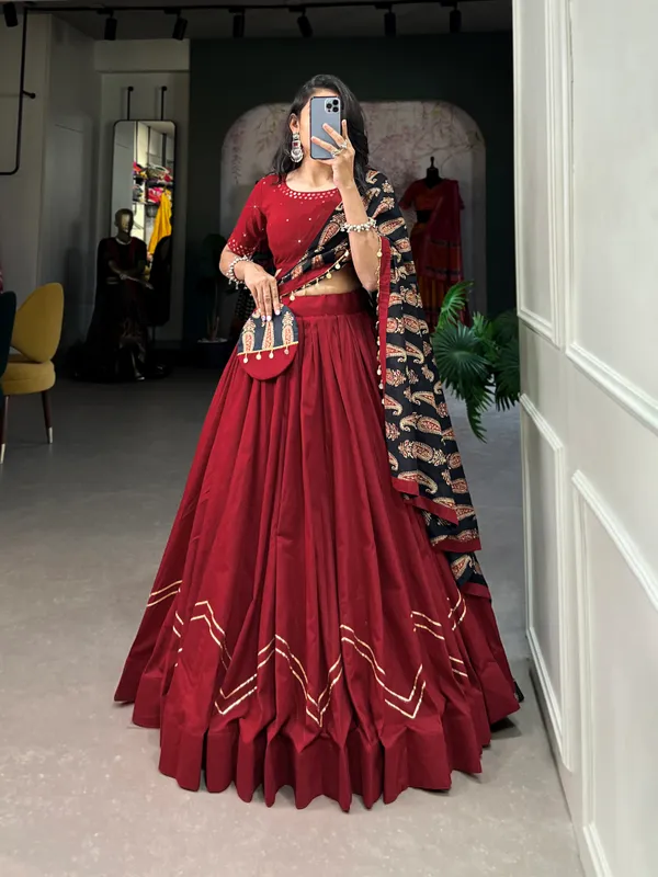 Dance_through_Navratri_nights_in_this_beautifully_printed_pure_cotton_lehenga_choli._Complete_with_a_matching_purse_and_intricate_coin_lace_detailing,_it's_perfect_for_the_celebrations