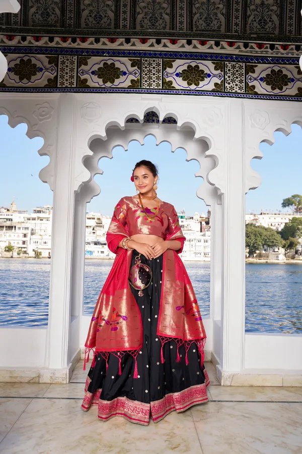 Paithani_–_an_art_form_that_transcends_time_and_trends