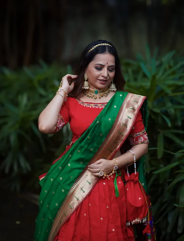 Here’s_the_most_elegant_lehenga_of_all_times._This_quintessential_lehenga_has_the_right_amount_of_weaving_work_and_Hand_made_Work_that_you_need_for_the_upcoming_South_wedding_season._Tag_all_the_bride_to_be_who_you_think_will_look_stunning_in_this_beautiful_lehenga