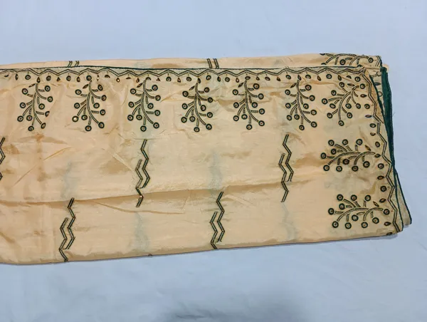 Cream_Raw_Silk_Borderwork_Designer_Saree_For_Women