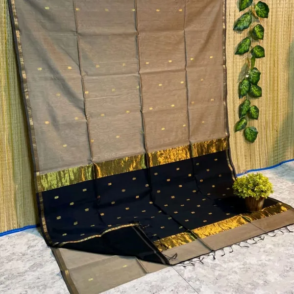 Beige_And_Black_Cotton_Silk_Zari_Border_Booti_Print_Saree_For_Women